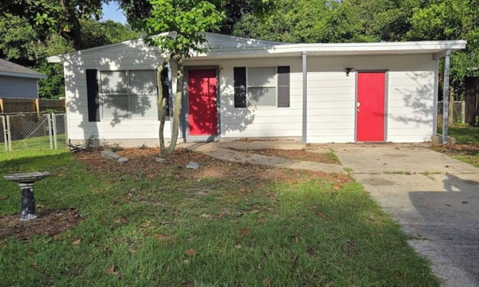 Northwest Pensacola House | Beaches, Golf, shopping, kid and pet friendly!