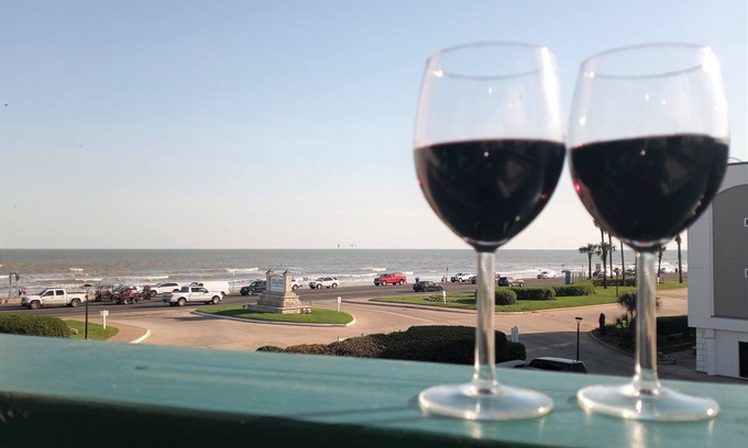 Galveston Condo | Beachfront 1-bedroom condo Sleeps 6 on Galveston Seawall