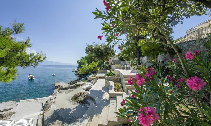 Selca Apartment | Beachfront, 10 meters from the beach