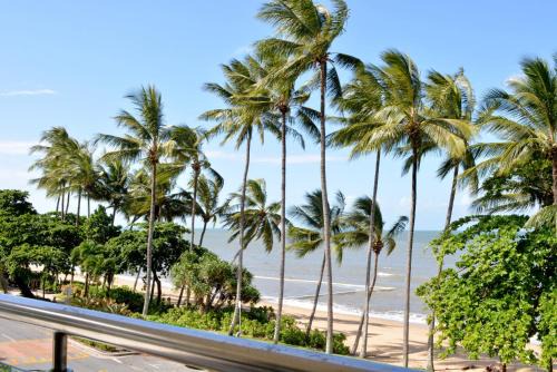 Trinity Beach Apartment | Beachfront 3-Bed with Pool & Stunning Ocean Views