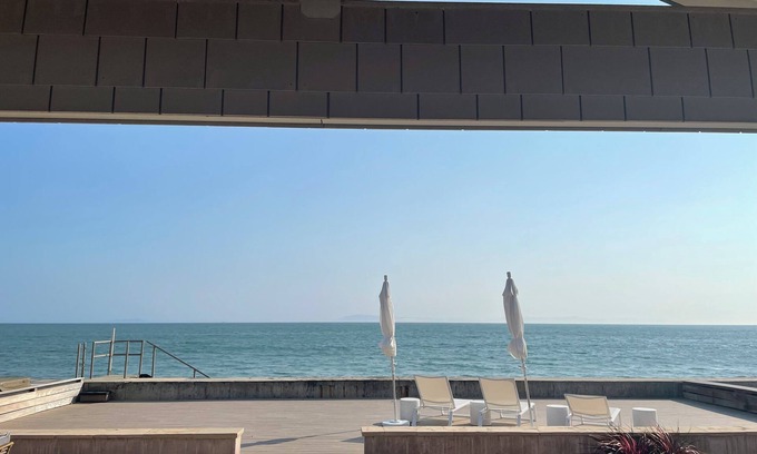 Ventura House | Beachfront 3-bedroom house with hot tub in Faria Beach