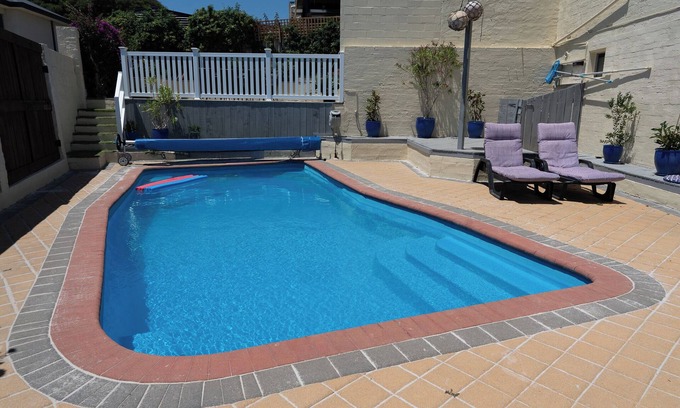 Quinns Rocks Apartment | Beachfront apartment with pool, 2 minutes walk to Indian Ocean. Sleeps 7.