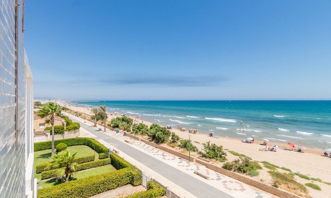 Oliva Apartment | Beachfront Apartment with Terrace, Shared Garden and Wi-Fi