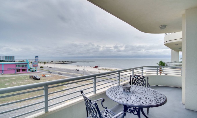 Biloxi Condo | Beachfront Biloxi Condo: Balcony & Community Perks