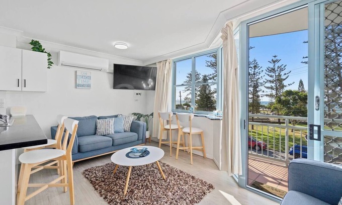 Coolangatta Apartment | Beachfront Bliss at Kirra Beach with Pool