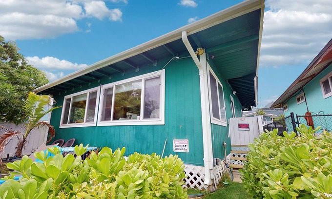 Punaluu Cottage | Beachfront hideaway with breathtaking views & modern updates - steps to sand