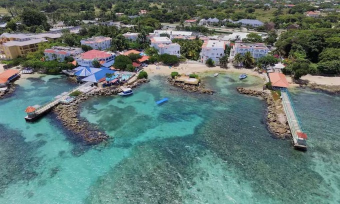 Runaway Bay Apartment | Beachfront I Pool I Wi-Fi I A/C I King Bed I Near Ocho Rios I Onsite Restaurant