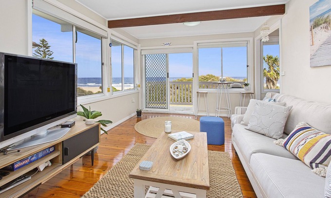 Kiama Downs House | BEACHFRONT OASIS Jones Beach Kiama. Best views, direct beach access, cozy. Relax
