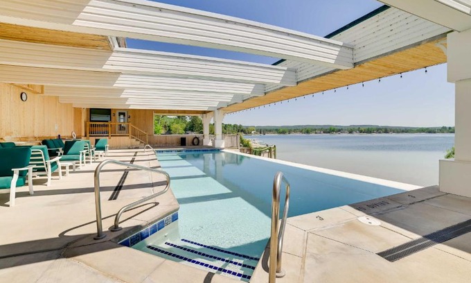 Onekama Apartment | Beachfront Onekama Vacation Rental with Balcony!