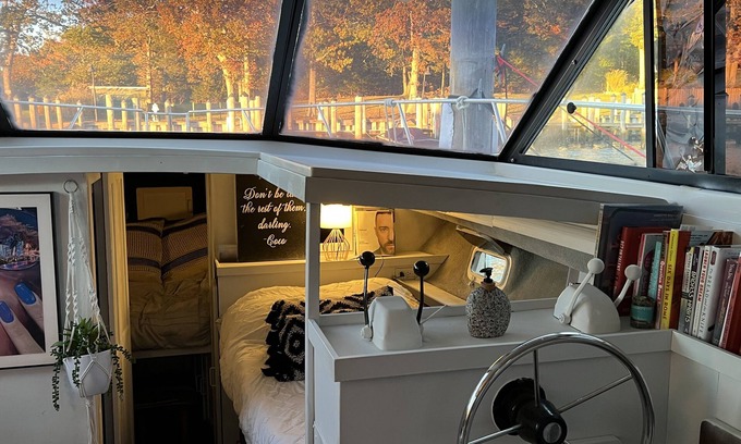 East Hampton Boat Rental | Beachfront serenity! Sleep on the water +under the stars π§πΌββοΈβ¨