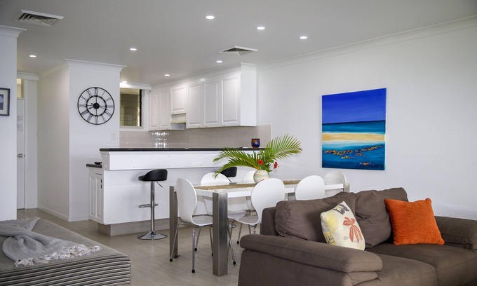Hamilton Island Apartment | BEACHFRONT UNIT "EVERYTHING YOU NEED AT A PRICE YOU"LL LOVE" Frangipani 206