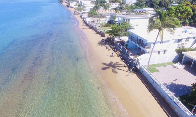 Stella House | ★Beachfront★ Walk to Beach Bars & Food, Snorkel Backyard, Free Laundry, Bdrm AC.