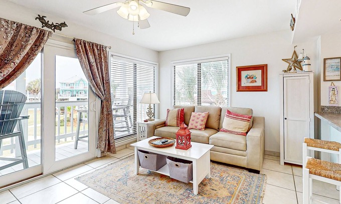 Fort Morgan Condo | Beachgoer's retreat with balcony, AC, pools, hot tubs, tennis & gym
