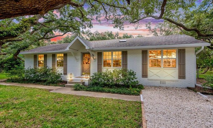 Vilano Beach Cottage | Beachie Cottage with luxury Spa, steps to the beach.