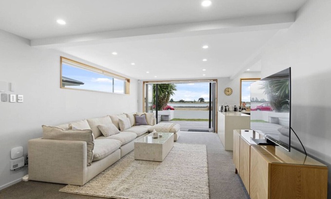 Redcliffs House | Beachside Bliss Waterfront Apartment - Redcliffs