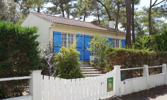 La Tranche-sur-Mer Cottage | Beachside Contemporary House with Garden and WiFi