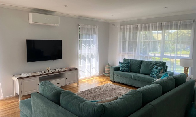 Rye House | Beachside cottage, walk to the beach!