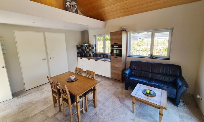 Baarland House | Beachside Getaway with Garden & barbecue