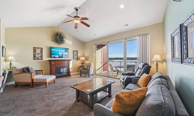Lake Delton Apartment | Beachtop Condo at Delton Grand - Waterfront