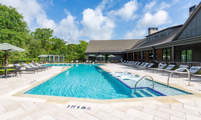 Deerwood Apartment | Beachy Getaway: 3BR/3BA Posh Units w./Pool & Gym