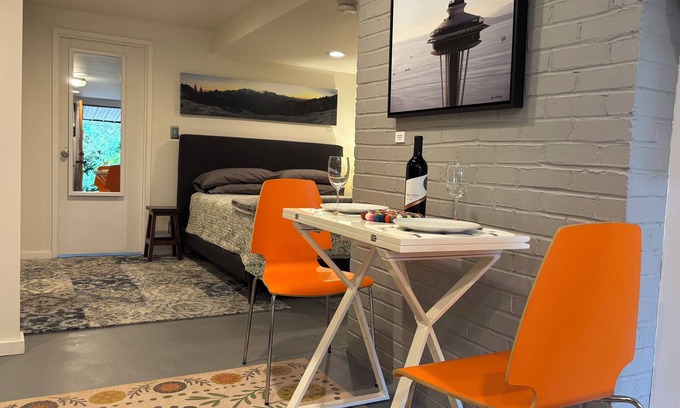 North Beacon Hill Apartment | Beacon Hill Retreat, Seattle, near Light Rail