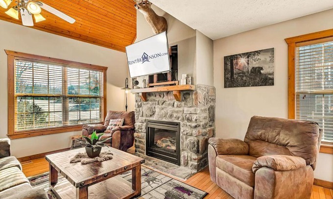 Reeds Spring House | Bear Cabin Getaway