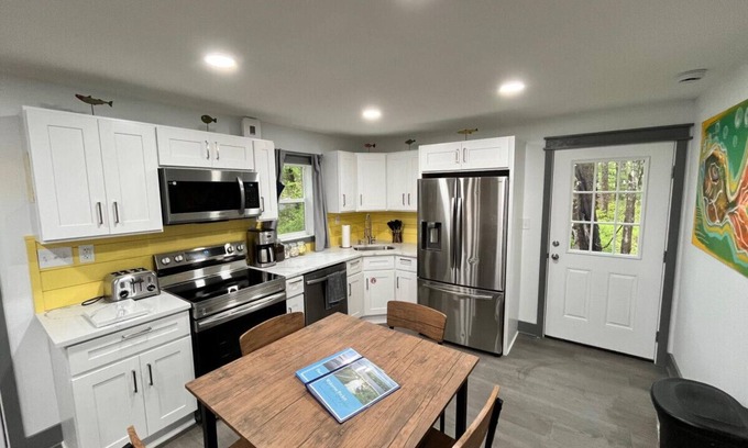 Hawley House | Bear Run Bungalow|Kayaks|Hot Tub|Fireplace|Central