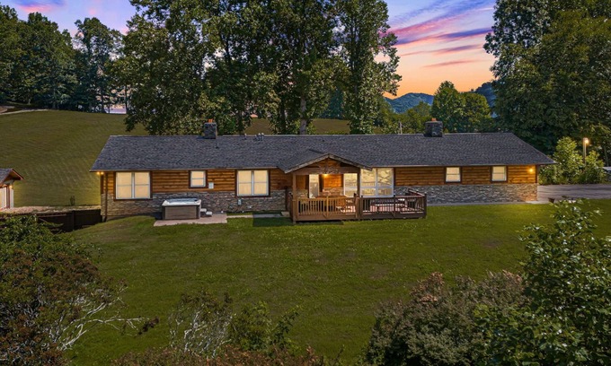 Burnsville House | Bear's Den | 2 Homes, Hot Tub & Views⛰️ + Biltmore Pass