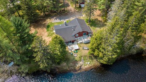 Saint Come Ski Chalet | Beau chalet bord de rivière et spa, Beautiful riverside cottage!