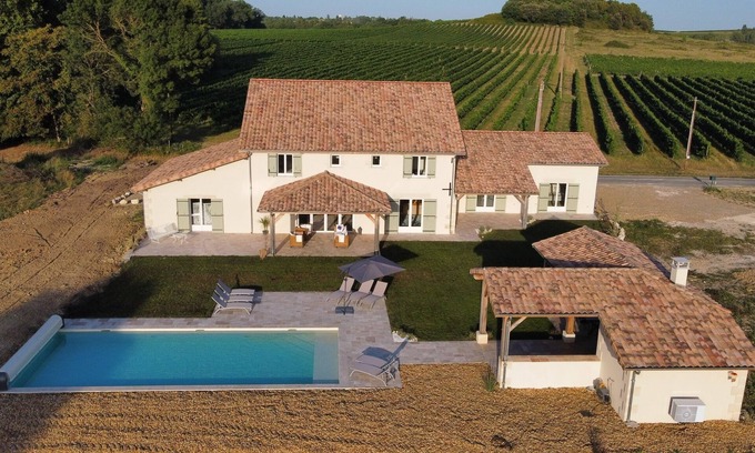 Minzac House | Beautiful Barn on Vineyard, with private heated pool