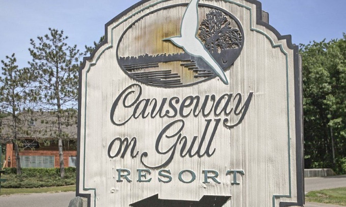 Lake Shore Apartment | Beautiful 1 bedroom unit at resort, sleeps 4