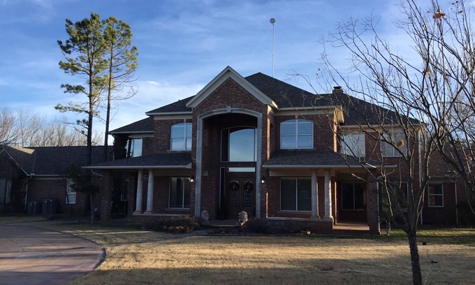 Edmond House | Beautiful 10 acre wooded estate with 4 bedrooms, 4 1/2 baths & private pool.