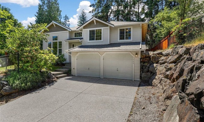 North Creek House | Beautiful 1Br Condo at Cozy & Safe Neighbourhood