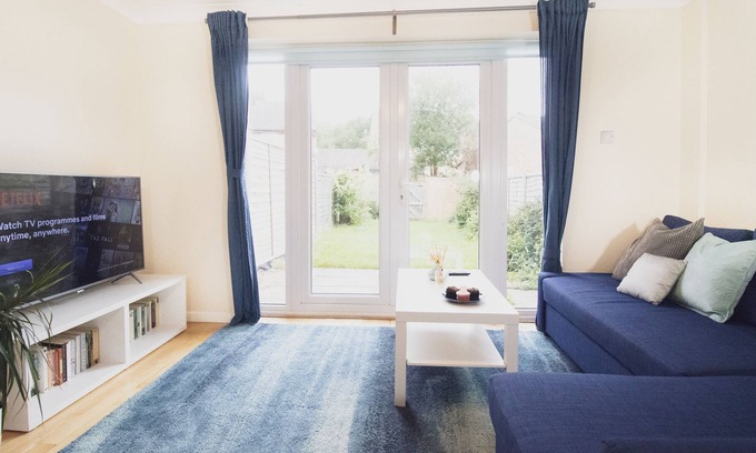 Bletchley House | Beautiful 2 Bed House with Parking, WIFI, Netflix, Garden