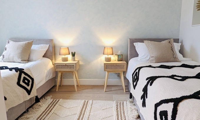 Clock House Apartment | Beautiful 2 bedroom apartment - 20min from Central London + Free Parking