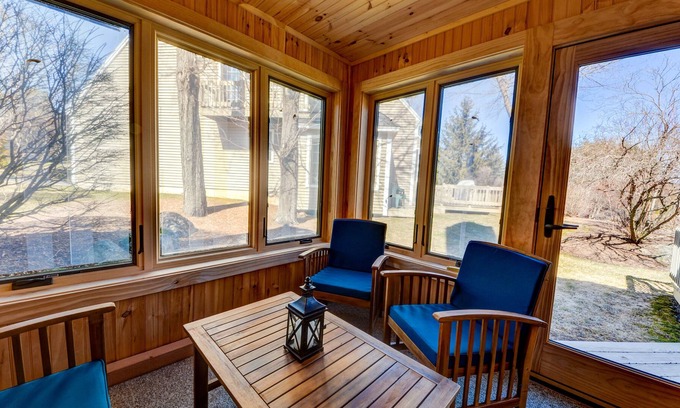 South Down Shores House | Beautiful 2 Bedroom with Loft and Pool, Steps to beach and Lake Winni
