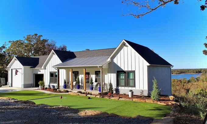 Eufaula House | Beautiful 2 level, 4 bedroom, 3 1/2 bathroom home with View of Lake Eufala