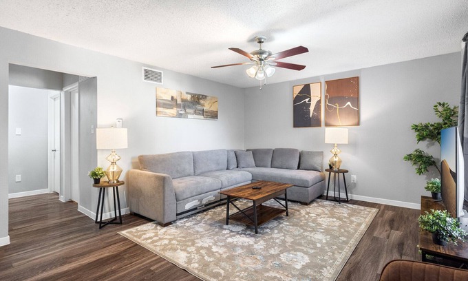 Hancock Apartment | Beautiful 2BR 5 Mins to UT 9918