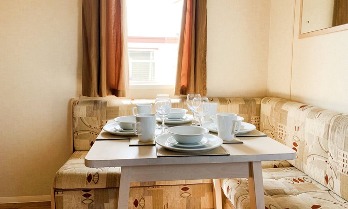 Colchester House | Beautiful 3-Bedroom Caravan at Mersea Island