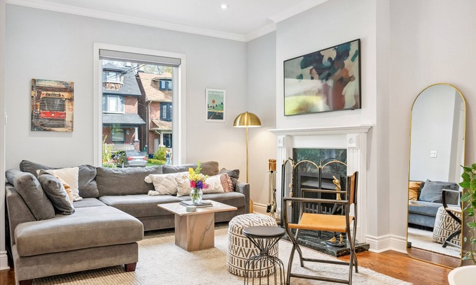 The Beach Triangle House | Beautiful 3 Bedroom Spacious Home in the Beaches w/Parking