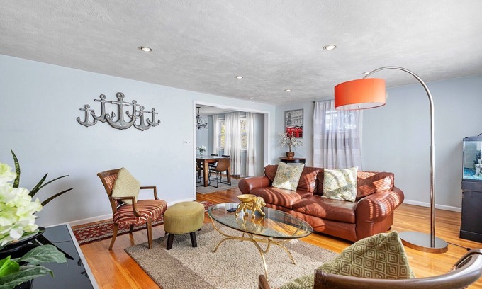 Waltham Apartment | Beautiful 3BD/1BA apartment W Parking 7673