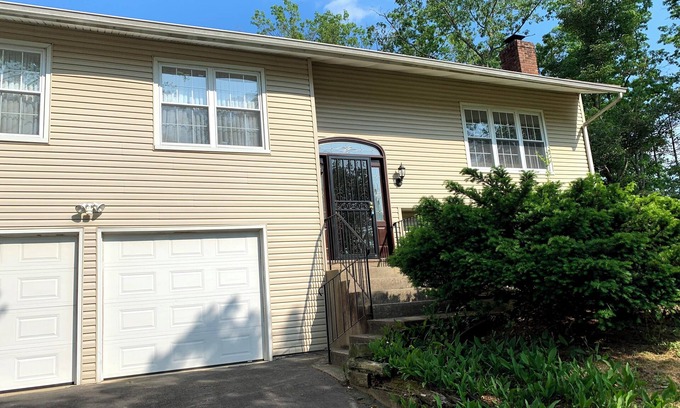 Sicklerville House | Beautiful 4 Bedroom Home With Pool 40 minutes from Atlantic City!