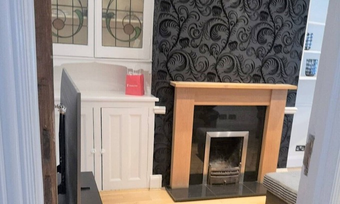 Bensham Manor House | Beautiful 4 bed house with 2 parking | garden