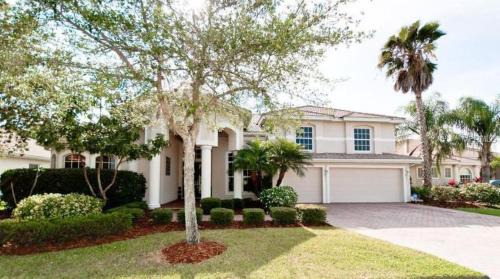 Braden River House | Beautiful 4 Bedroom and 4 Bathroom with Heated Salt Water Pool in Gated Community Close to Some of the Best Beaches in the USA