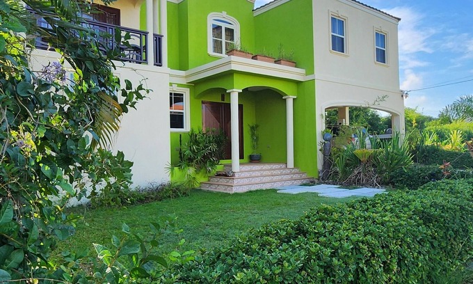 Retreat House | Beautiful 4-bedroom house in Maynards with WiFi in close proximity to 2 marinas