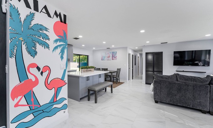Miami Gardens House | Beautiful 5 bedroom Modern Home with a Pool