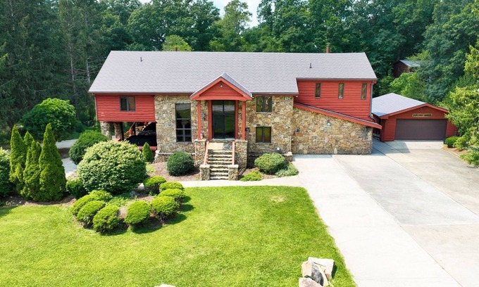 Champion House | Beautiful 6 Bed/4.5 Bath - Close To 7 Springs & Laurel Highlands Attractions