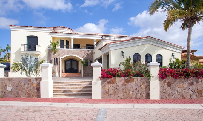 Cabo Bello Villa | BEAUTIFUL 6 BEDROOM VILLA WITH PRIVATE POOL