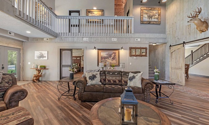 Branson Cabin | Beautiful 6 Bedroom Pool Side Lodge