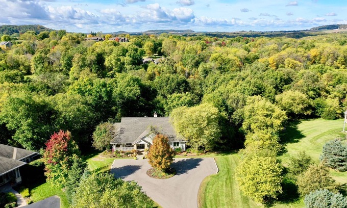 The Galena Territory House | Beautiful 6bdrm, 6 bath, firepit, WIFI, Air Hockey, walking distance to pool